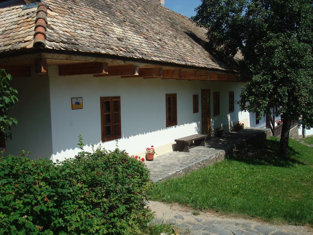 Отель Hollokoeves Vendeghazak Номер фото